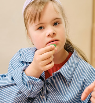 طفل من ذوي الاحتياجات الخاصة