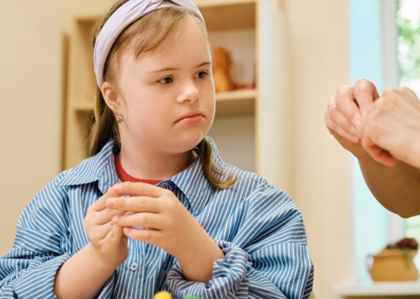 أخصائية تعمل مع طفل في جلسة علاجية