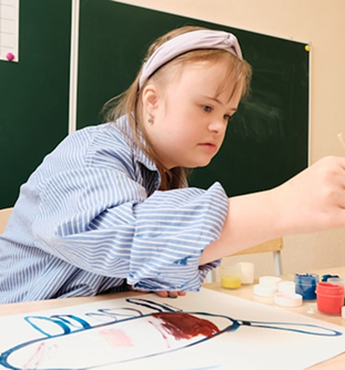 طفلة ترسم في الفصل